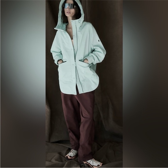 FP Movement Singin’ in the rain packable jacket in hot turquoise - Picture 2 of 10